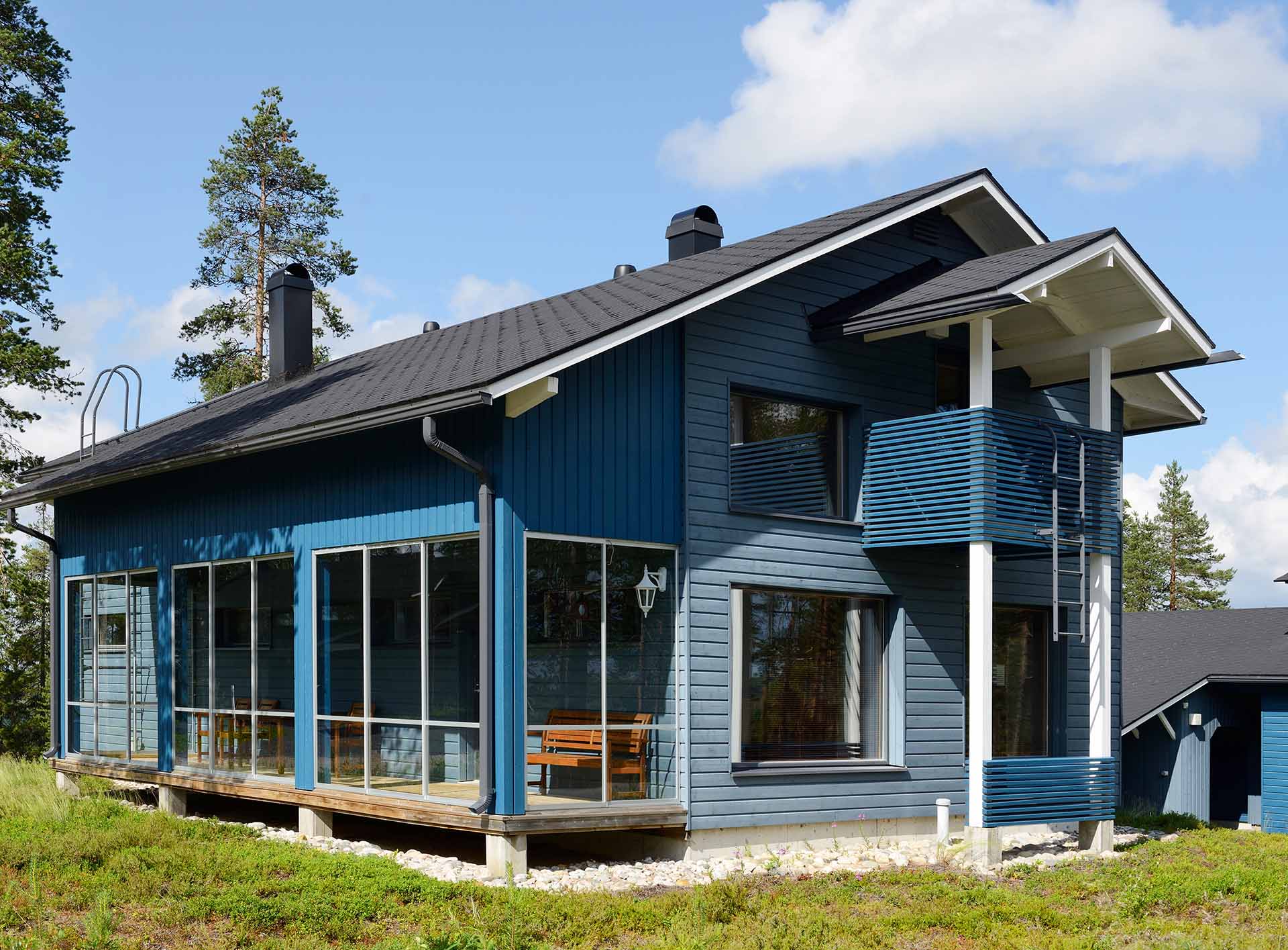 Farbenfrohe Fassaden haben meist noch den Vorteil des Holzschutzes Blaue Holzfassade eines modernen Holzhauses